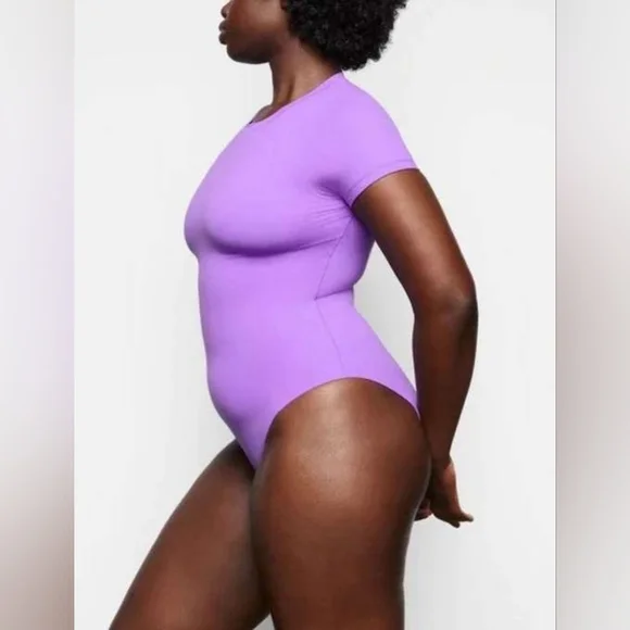 NWT SKIMS FITS EVERYBODY TSHIRT BODYSUIT IN COLOR ULTRA VIOLET SIZE XS